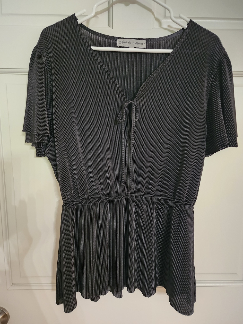 Absolutely Famous Black Plisse' Polyester V-Neck Tie Top Ladies L